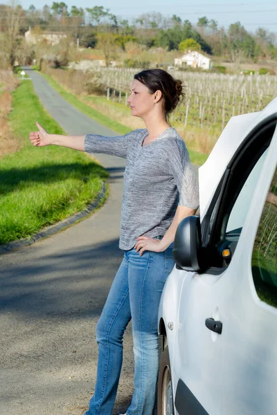 Γυναίκα Στέκεται Κοντά Στο Σπασμένο Αυτοκίνητο Σηκώνοντας Τον Αντίχειρα — Φωτογραφία Αρχείου
