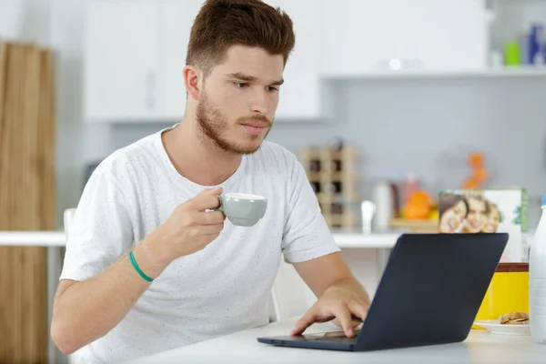 Homme Prenant Café Tout Travaillant Sur Son Carnet — Photo