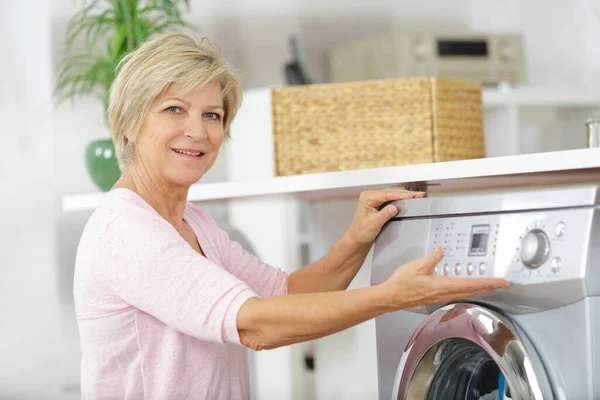 在洗衣机旁边的女人 — 图库照片