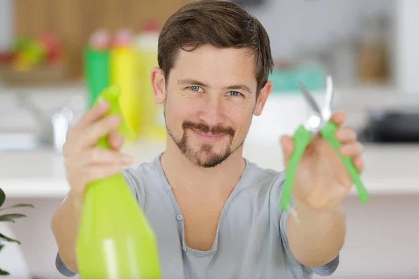 Vriendelijke Blij Professionele Glimlach Deskundige Tuinman Tonen Tuin Schaar — Stockfoto