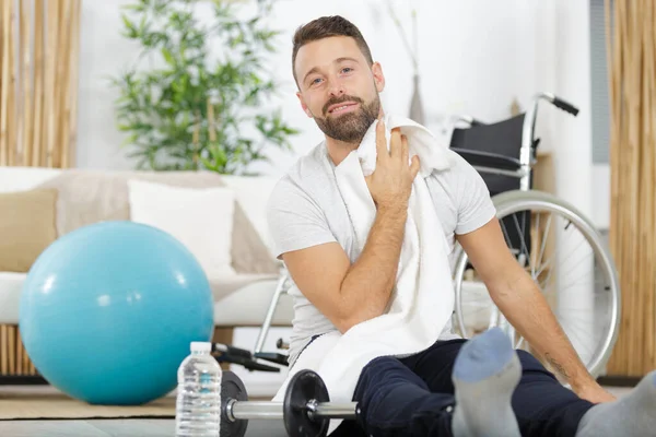 Gelukkig Uitschakelen Man Doet Sport Beter Krijgen — Stockfoto