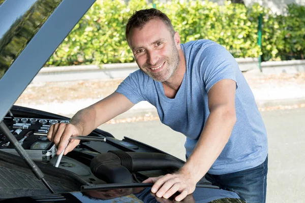 Šťastný Muž Mluví Blízko Rozbité Auto Venku — Stock fotografie