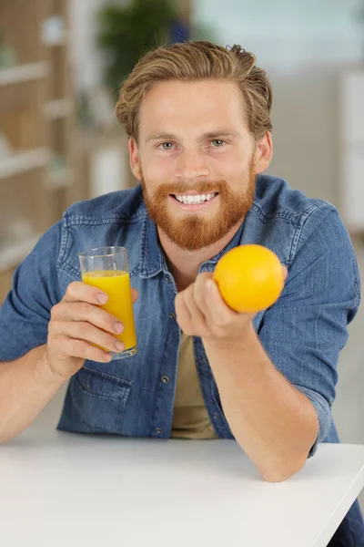 Een Man Met Sinaasappelplakjes — Stockfoto