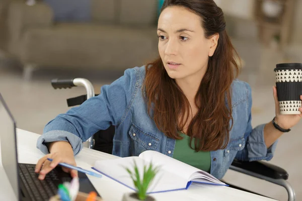 Jovem Mulher Cadeira Rodas Local Trabalho — Fotografia de Stock