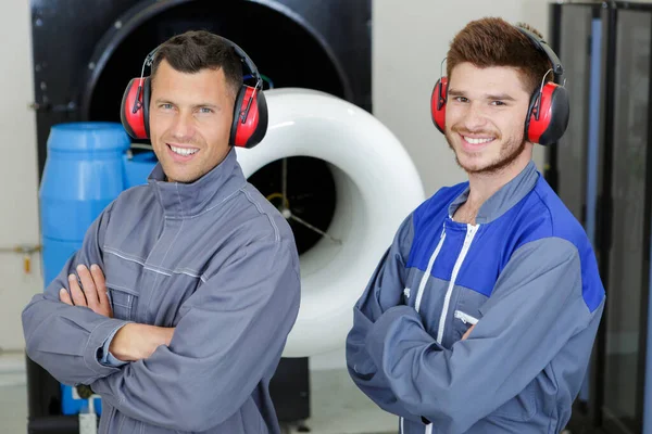 Dois Homens Roupas Trabalho Olhando Para Câmera — Fotografia de Stock