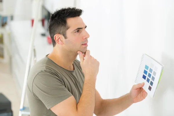 Joven Hombre Elegir Color Las Paredes Para Pintar — Foto de Stock