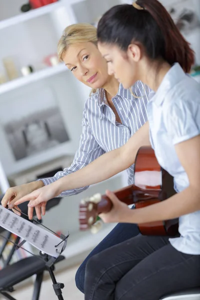 Young Lady Having Guitar Lesson — Stock Photo, Image