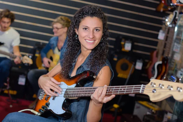 Portrait Jeune Femme Avec Guitare Électrique — Photo