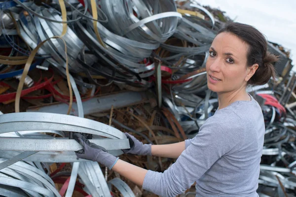 废金属行业的女工 — 图库照片