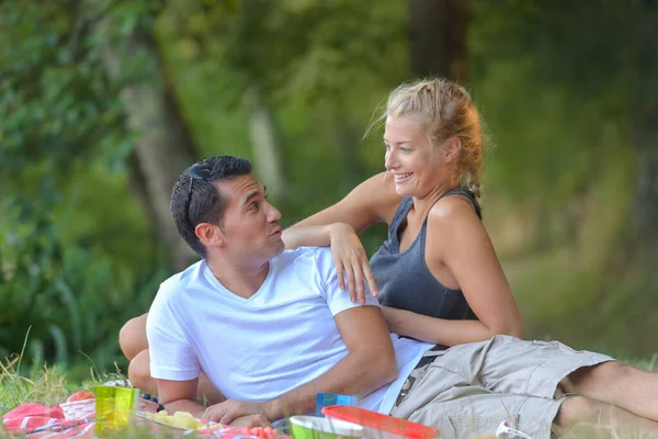 Belo Casal Deitado Gramado Parque Verão — Fotografia de Stock