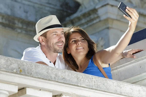Krásný Pár Dělat Selfie Městě — Stock fotografie