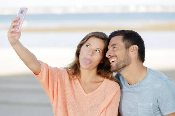 Casal Tomando Selfie Com Telefone Fazendo Caras Bobas — Fotografia de Stock