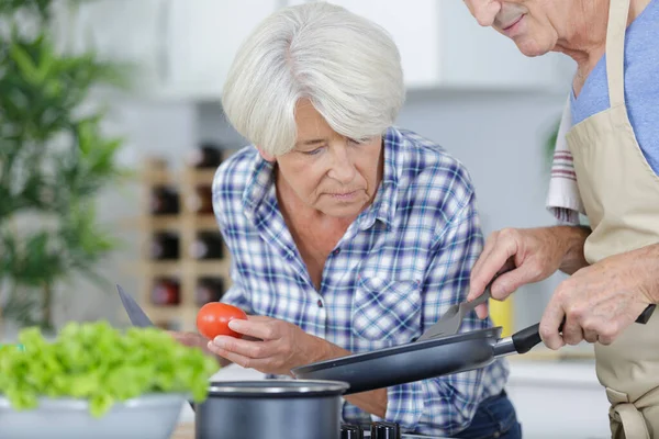 Pareja Ancianos Cocinando Comida Vegetariana Fresca Saludable —  Fotos de Stock
