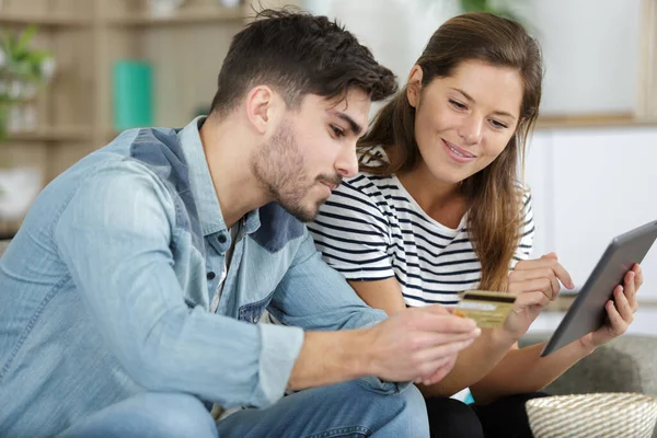 Couple Shopping Ligne Avec Tablette Carte Crédit Maison — Photo