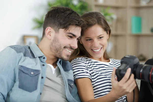 Pareja Casa Revisando Fotos Pantalla Cámara —  Fotos de Stock