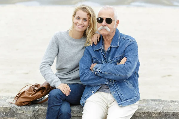 Ein Älterer Mann Mit Erwachsener Tochter Auf See — Stockfoto