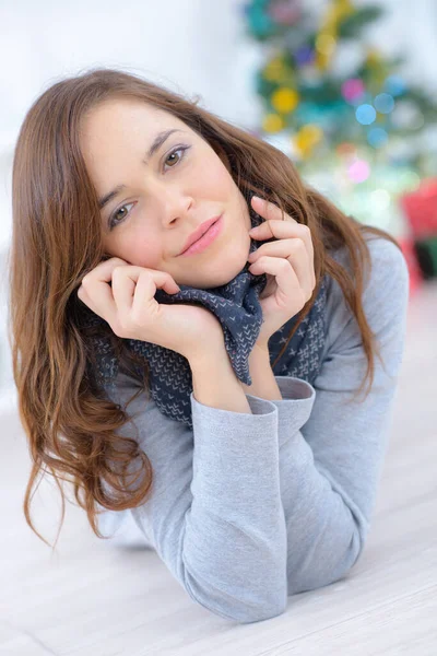 Atractiva Joven Sonriente Tendida Suelo —  Fotos de Stock