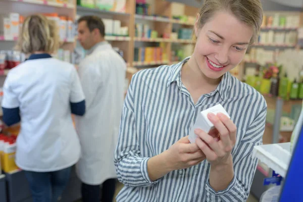 Zufriedene Dame Hält Produkt Der Hand — Stockfoto