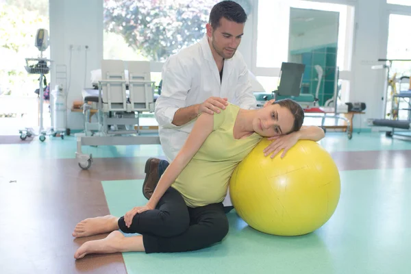 Läkare Hjälpa Gravida Damen Att Slappna Aerobic Boll — Stockfoto