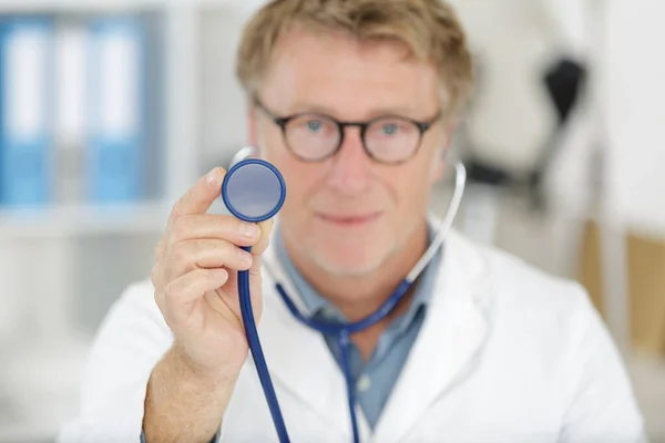 Dojrzały Lekarz Stosujący Stetoskop — Zdjęcie stockowe