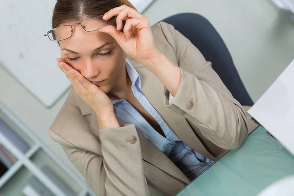 Mujer Con Gafas Que Sufren Fatiga Visual — Foto de Stock