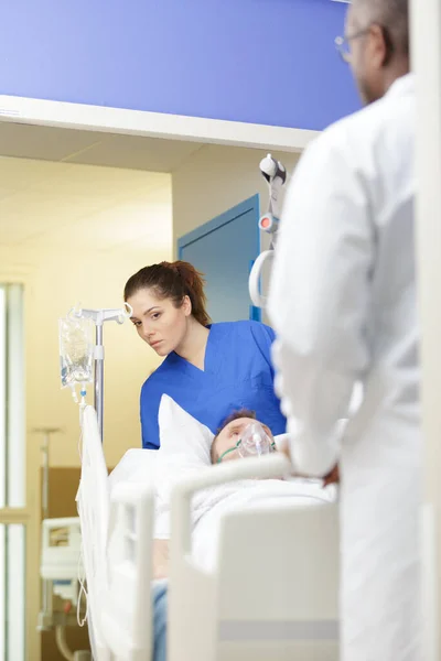 Médicos Que Trasladan Paciente Hospital — Foto de Stock