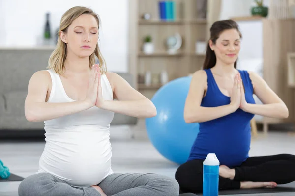 Eine Schwangere Frau Praktiziert Yoga — Stockfoto