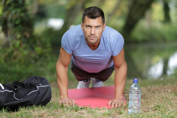 Hombre Haciendo Yoga Aire Libre Ambiente Natural —  Fotos de Stock