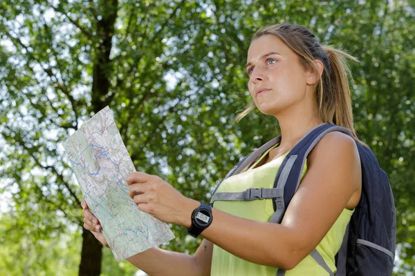 Una Mujer Excursionista Con Mapa —  Fotos de Stock