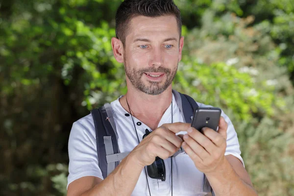 Maschio Escursionista Navigando Suo Telefono — Foto Stock