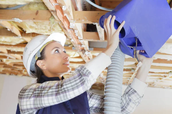 Een Vrouwelijke Werknemer Die Ventilatiekast Monteert — Stockfoto