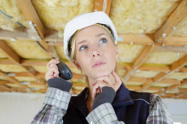 Mujer Usando Walkie Talkie Interiores —  Fotos de Stock