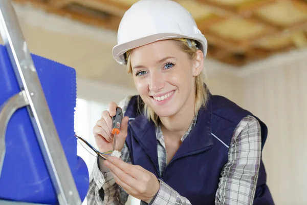 Frau Auf Leiter Mit Bohrmaschine — Stockfoto