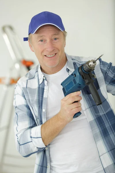 Midden Volwassen Man Die Een Boor Vasthoudt — Stockfoto