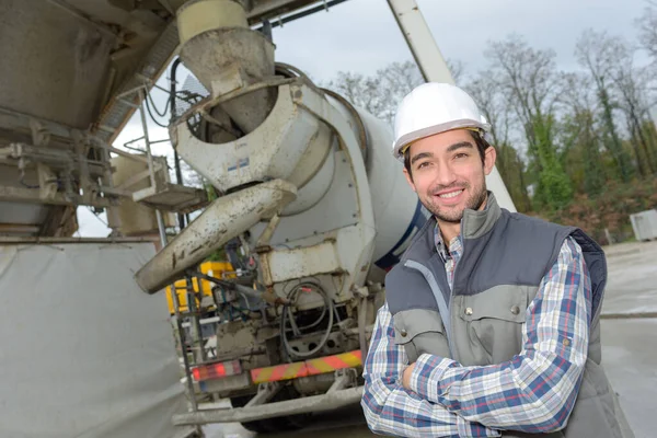 Férfi Munkás Portréja Cementszállító Teherautó Mellett — Stock Fotó