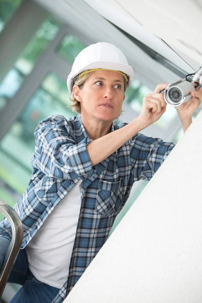 Joven Técnico Feale Instalando Cámara Seguridad — Foto de Stock