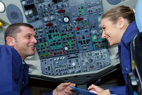 Vrouwelijke Mannelijke Ingenieur Aan Het Praten — Stockfoto