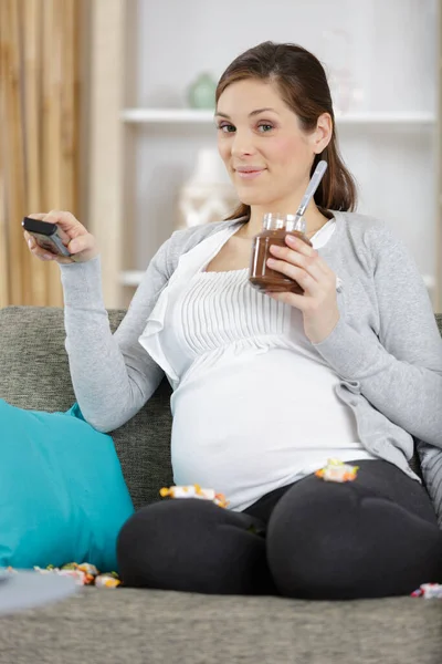 Una Mujer Embarazada Come Chocolate — Foto de Stock