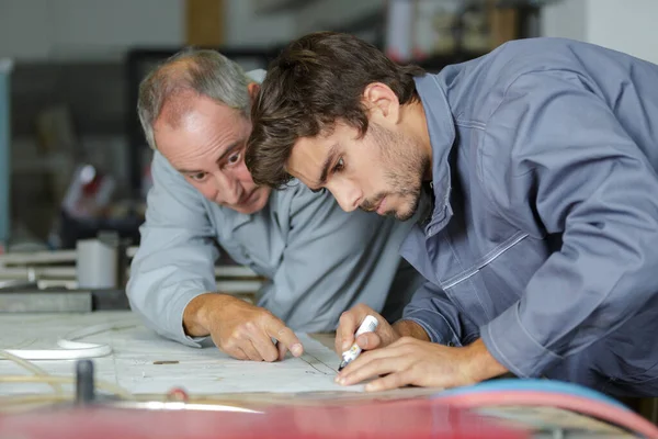 Mécanicien Automobile Montre Aux Stagiaires Comment Travailler — Photo