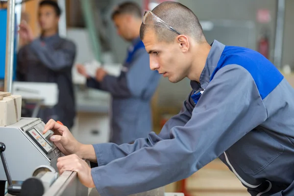 Yeni Makineli Genç Bir Zanaatkar — Stok fotoğraf