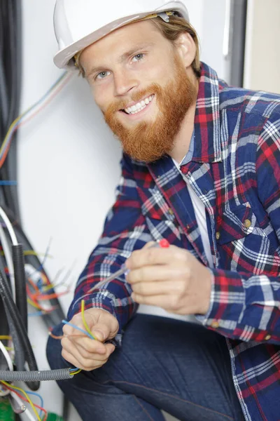 Feliz Joven Atractivo Cables Conexión Fijación —  Fotos de Stock