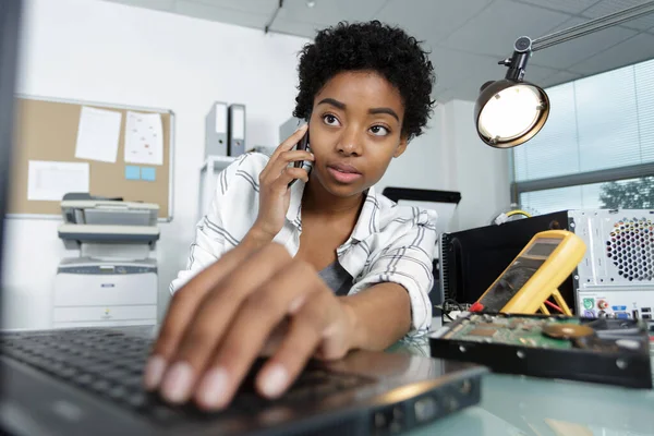 Mulher Verificando Laptop Enquanto Conversa Com Cliente Telefone — Fotografia de Stock