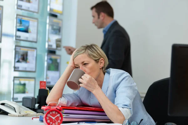 Annoiato Agenzia Femminile Sorseggiando Bevanda Professionale — Foto Stock