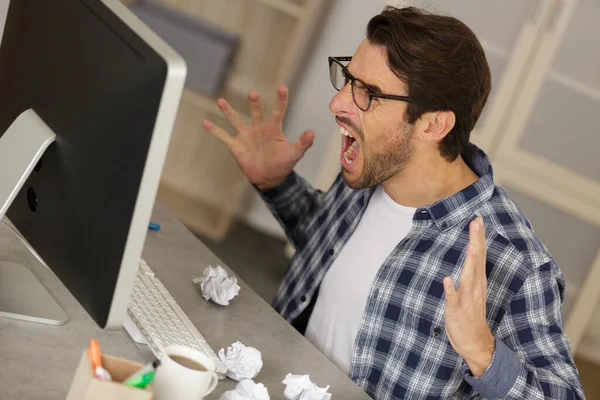 Bağıran Kızgın Adam Ofiste Oturuyor — Stok fotoğraf