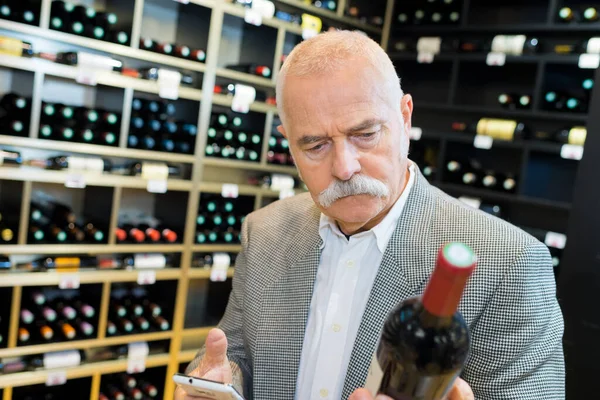 Homem Supermercado Escolhendo Uma Garrafa Vinho — Fotografia de Stock