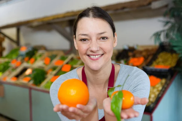 Positive Jeune Femme Avec Des Oranges Sur Marché — Photo