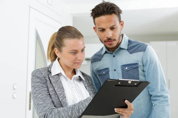 Pareja Discutiendo Información Del Portapapeles —  Fotos de Stock