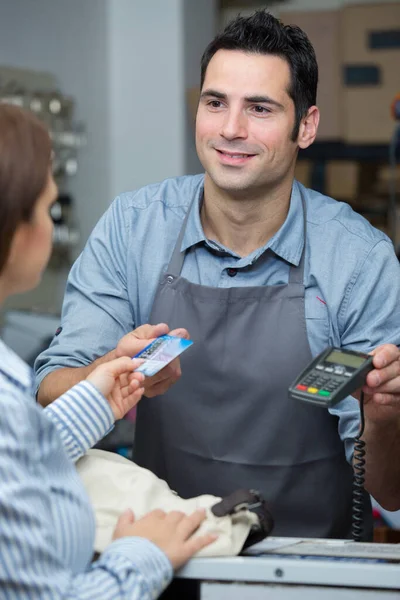 Cliente Dando Seu Cartão Para Pagamento Serviço — Fotografia de Stock