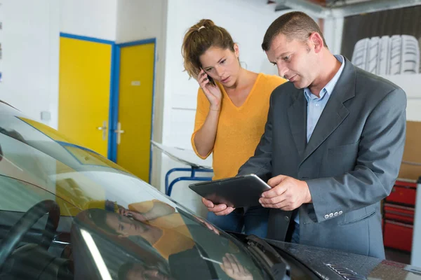 Vacker Kvinna Pratar Telefon Ett Garage — Stockfoto