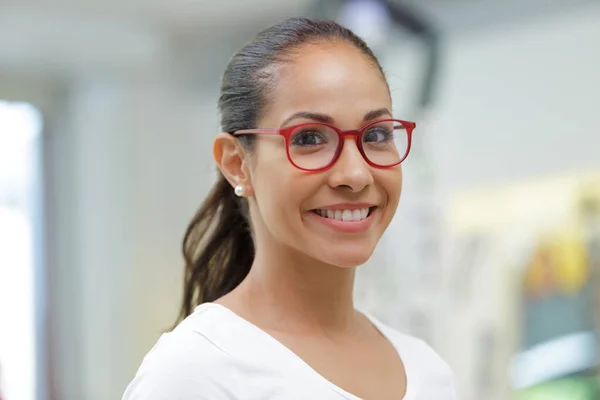 Eine Optikerin Mit Brille — Stockfoto